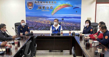 埔里警分局和偵查隊13日迅速將槍擊犯逮捕到案，南投縣長林明溱14日下午前往埔里警分局，獎勵員警們過年辦案的辛勞。（圖／中國時報黃立杰攝）