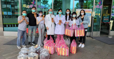 檢場訂製防護衣送暖 潘逸安美食慰醫師岳父