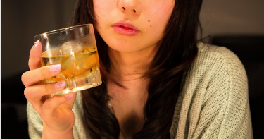 女爛醉酒醒內褲有精液 驚覺遭男友人性侵