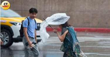 下周一至周三受熱帶低壓或颱風外圍環流影響，北部、東部雨勢明顯。（圖／黃威彬攝）