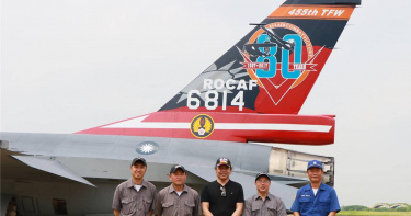 空軍特別請人於F16戰機上彩繪出在中日空戰大展神威的霍克三式戰鬥機圖樣，傳承前輩當年無私無我英勇為國犧牲的精神。（空軍戰機與人員示意圖／擷取自空軍司令部臉書）