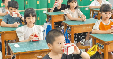 農業部上周與各地方政府開會檢討「班班有鮮奶」政策，初步方案是讓地方政府能夠因地制宜」。（圖／高雄市農業局提供／中國時報羅琦文屏東傳真）