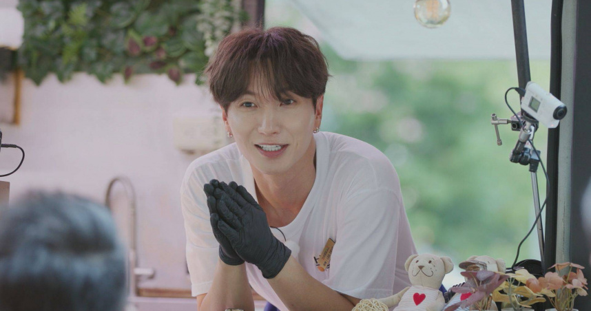 Super Junior隊長利特在《廚師的迫降：客家廚房》擔任大老闆職務。（圖／客家電視台提供）