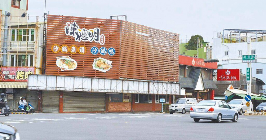 嘉義市垂楊路上的「陳聰明沙鍋魚頭」店已熄燈歇業。（廖素慧攝）