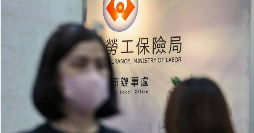 據勞保部21年發布的最新勞工保險精算報告指出，隨著給付不斷增加，收入增加有限，勞保收支差額會逐年擴大。（圖／報系資料照）