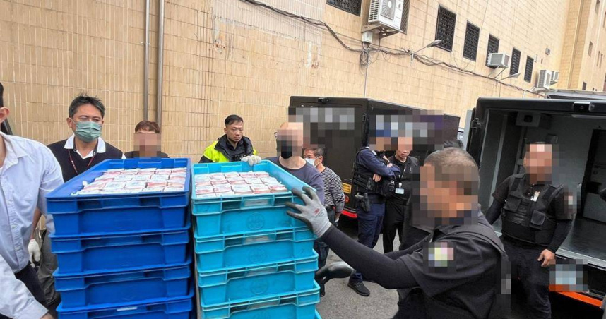 台中一家保全公司在春節期間收取超過20億現金，昨天在警方荷槍戒護下將巨款平安送進台銀金庫。（圖／警方提供）