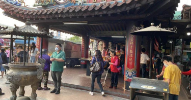 南投縣竹山紫南宮每年元旦起發放錢母，吸引信徒排隊領取，李姓男子日前假冒國安局「中將」，向廟方誆稱賴清德總統要來廟裡發新春小紅包，須勘查維安動線，趁機向廟方詐騙招財蛇年錢母及項鍊1批，遭警方逮捕。（圖／報系資料照）