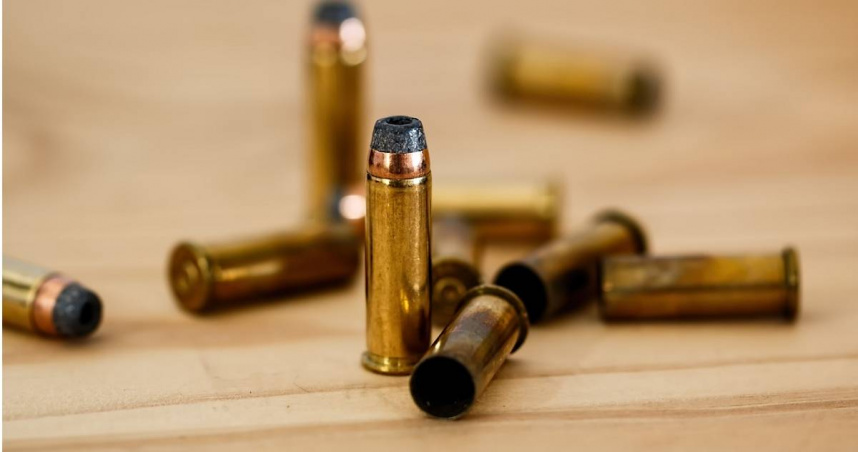 菲律賓1名保全不滿同事多次遲到，影響他下班時間，與之爭吵後開搶打死同事。（示意圖／pixabay）