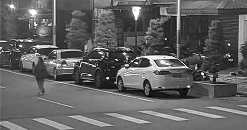 41歲女持剪刀突襲陌生路人，冷血攻擊只因與男友吵架。（ 圖／翻攝畫面）