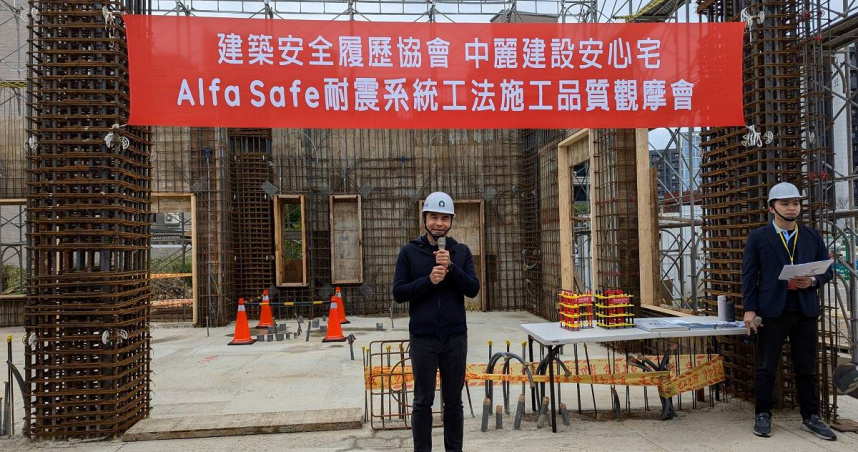 「建築安全履歷」施工品質觀摩會，現場開放民眾、媒體記者、建築同業參觀交流，宣傳推廣建築安全的正確觀念，共同見證好品質建築與實際體驗鋼筋綁紮（圖／社團法人建築安全履歷協會提供）。