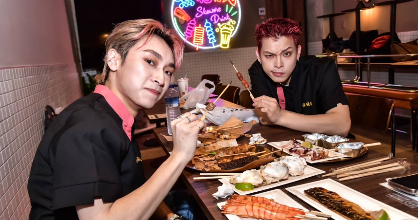 串燒品牌邀請何集美（左）、洪暐（右）擔任一日店長。（圖／焦糖楓提供）