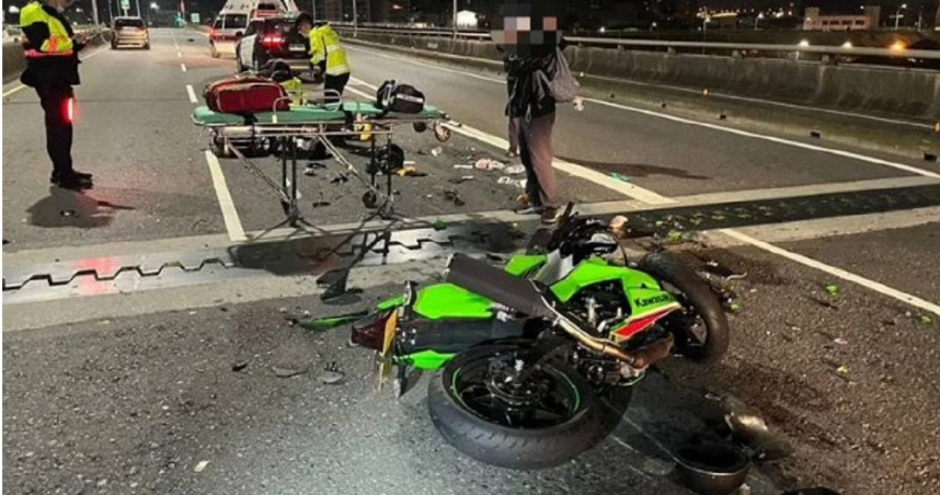 李翁逆向騎車在永安大橋，不慎對撞順向的女騎士，導致他OHCA送醫仍不治。（圖／翻攝畫面）