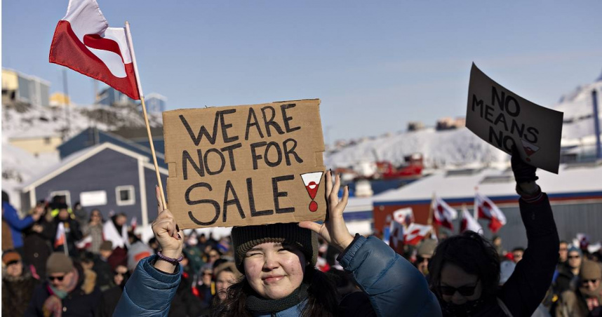 格陵蘭民眾抗議，終點為美國領事館。（圖／達志／美聯社，下同）