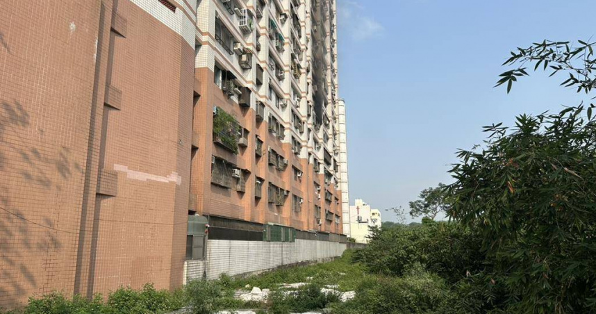 高雄市楠梓區德祥路一棟大樓9日上午發生火警，消防局出動24車44人搶救，成功救出受困年長夫妻，共6人送醫，火勢於8時50分撲滅。（圖／高雄市警消提供／林雅惠高雄傳真）