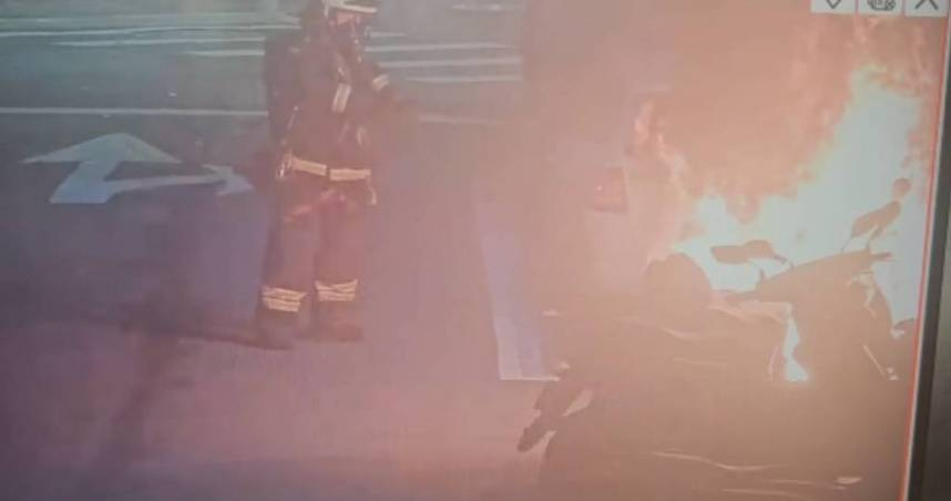 北市大同區承德路11日凌晨1時許，一名男子騎乘共享機車衝撞路旁機車，隨即竄出火苗。（圖／翻攝畫面）