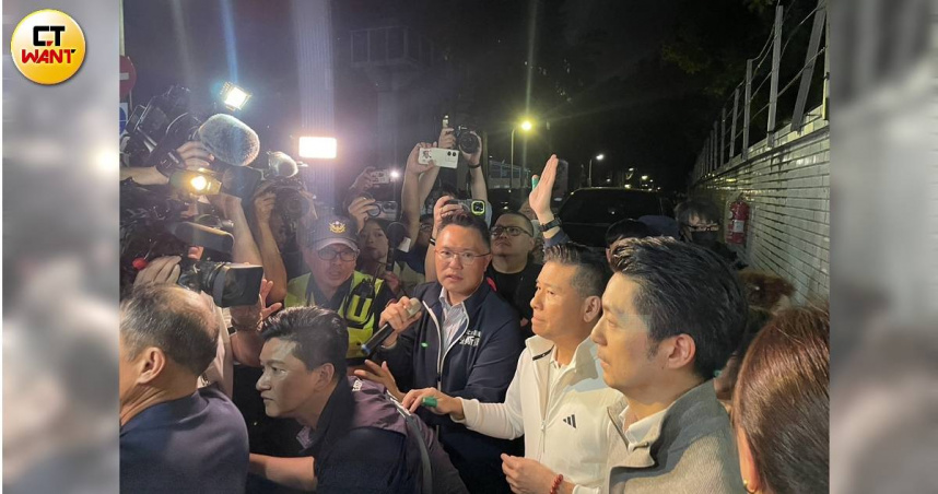 上百聲援民眾遭困圍欄外，連台北市長蔣萬安都一度進不來，之後才得以進場。（圖/翁靖祐攝）