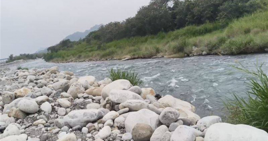 27歲男疑失足落水失蹤 消防全力搜索。（圖／翻攝畫面）