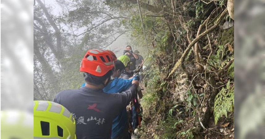 屏東北大武山步道發生登山意外，有1人墜落山坡受困，警消迅速吊掛救起送醫。（圖／翻攝畫面）