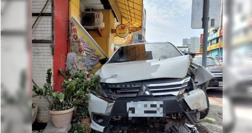 高雄街頭狂飆逆向撞癱大學生，嫌犯逃亡2年仍判刑6年。（圖／翻攝畫面）