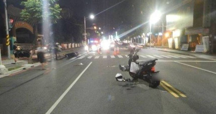 高雄「曼巴蛇王」猛撞左轉母女，3人摔飛零件散落滿地。（ 圖／翻攝畫面）