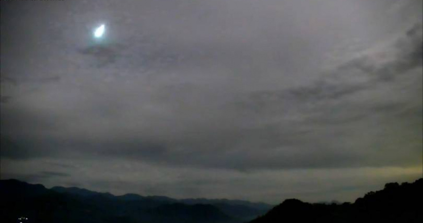 台東9日晚間11時47分有一顆明亮藍色光球劃破夜空。（圖／翻攝自阿里山美景直播）