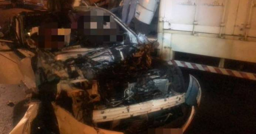 姜男駕駛聯結車未注意前方施工煞車不及，導致白車被大型車夾擊，造成女駕駛當場死亡。（圖／翻攝畫面）