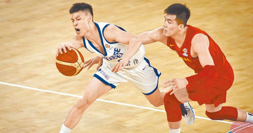 兩岸男籃代表隊從未在台灣對決，圖為2022年澳洲墨爾本世界盃資格賽，中華隊後衛林秉聖（左）運球突破，大陸隊後衛郭艾倫試圖從背後抄球。（資料照片／翻攝自FIBA官網）