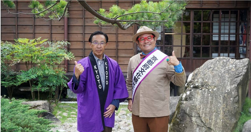 擔任京都文化觀光大使的藝人許效舜（右）與京都府知事西脇隆俊交流推薦京都府景點。（圖／魏妤靜攝）