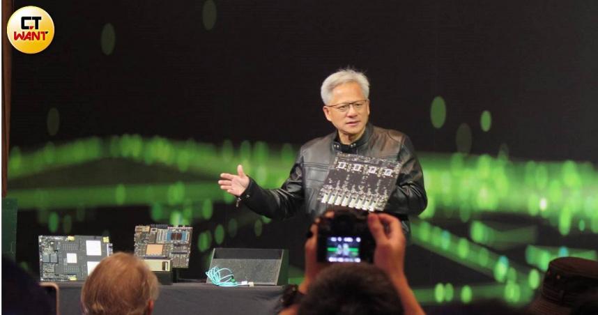 輝達執行長黃仁勳21日舉辦國際記者會。（圖／陳曼儂攝）