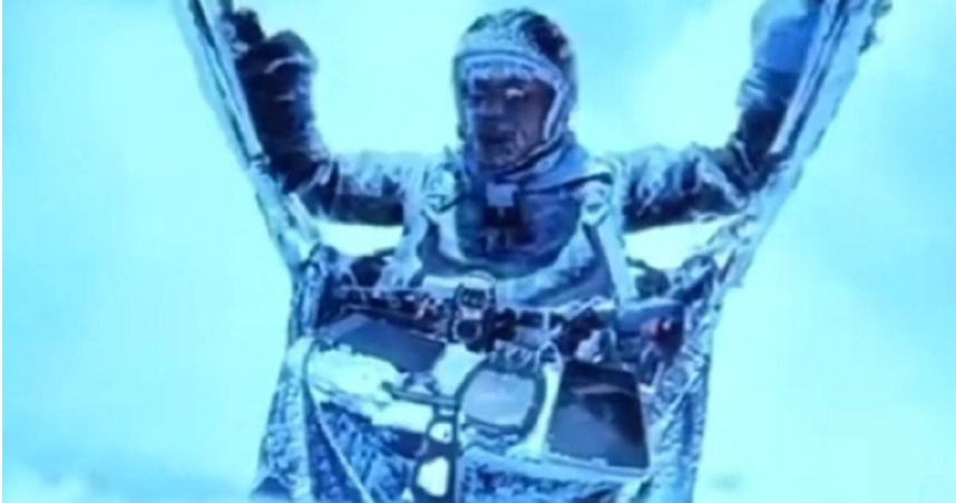 滑翔傘玩家在祁連山飛行時遭遇「雲吸」，被捲入高空至8598公尺，身體嚴重結冰仍奇蹟生還。（圖／翻攝自影片畫面）