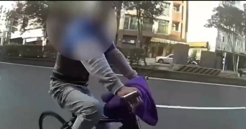 北市文山二分局興隆派出所員警端午連假發現1男子酒後騎乘自行車，男子也當場爽快承認酒駕。（圖／翻攝畫面）