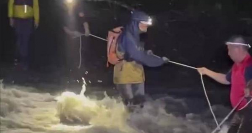 女山友險遭溪水沖走仁愛警黑夜拉人救命。（ 圖／翻攝畫面）