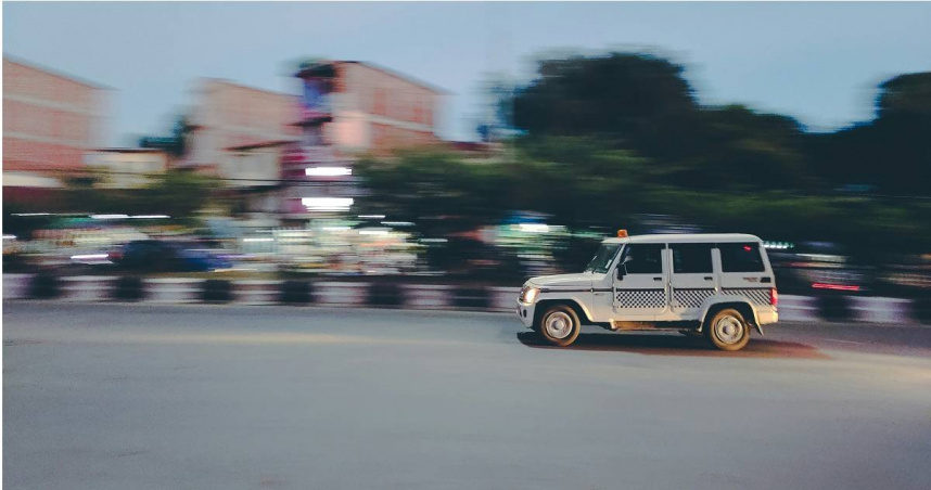 一名70歲男子在彰化縣員林市中山路駕車狂飆，警方對他開出17張罰單，罰鍰總額逾3萬元。（示意圖，與本案無關／Unsplash）