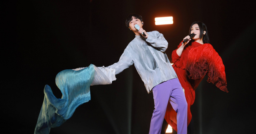 徐佳瑩（右）與吳青峰（左）第二次在舞台上合作。（圖／亞神音樂提供）