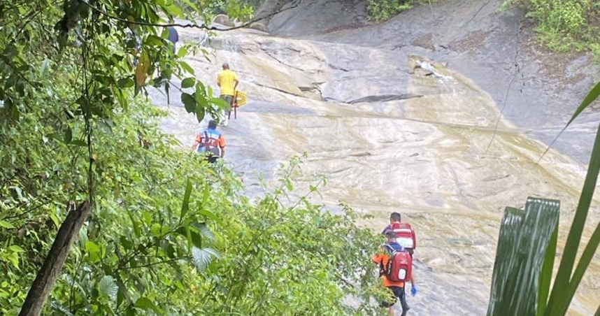 南化區千層岩瀑布25日傳溺斃案釀1死，祕境景點是否該封閉引發旅遊網紅爭議話題。（圖／台南市消防局提供）