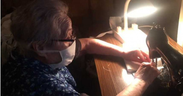 好心疼…88歲白髮老奶奶「雙手抖不停」 堅持親手縫口罩獻力