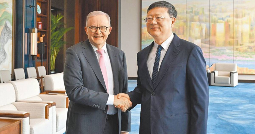 澳洲總理艾班尼斯（左）訪問大陸，13日與上海市委書記陳吉寧握手。（圖／路透社）