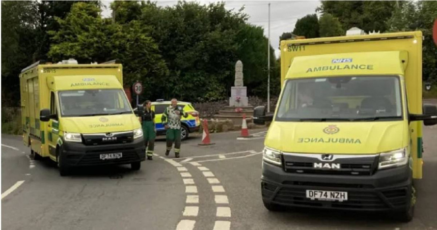 英國英格蘭西南部的薩默塞特郡，有1輛載有60至70人的學校巴士發生嚴重車禍。（圖／翻攝自X平台）