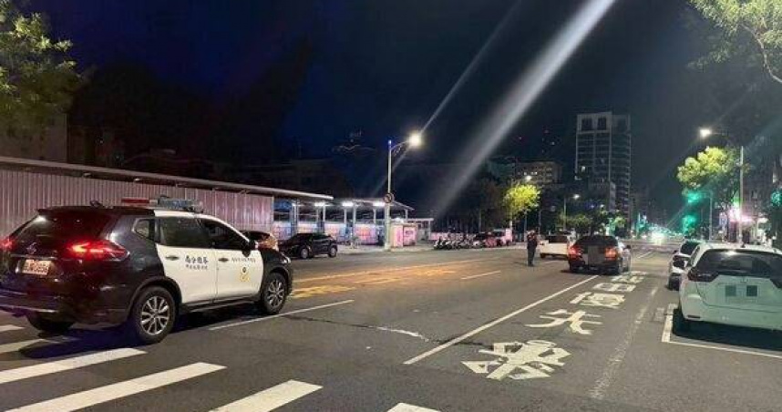 高雄79歲老翁闖紅燈慘遭撞飛。（圖／翻攝畫面）