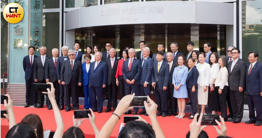 「台新新光金控」成立暨揭牌，台新新光金董事長吳東亮（中）、副董事長魏寶生（右）、董事長夫人彭雪芬（左）。（圖／黃威彬攝）