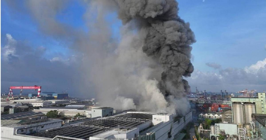 本月14日清晨，台泥集團旗下三元能源科技公司設在高雄小港區的鋰電池工廠發生爆炸火警，造成廠房坍塌，連同3名消防員在內共有15人受傷，火勢歷經近27小時才徹底撲滅。（圖／報系資料照）