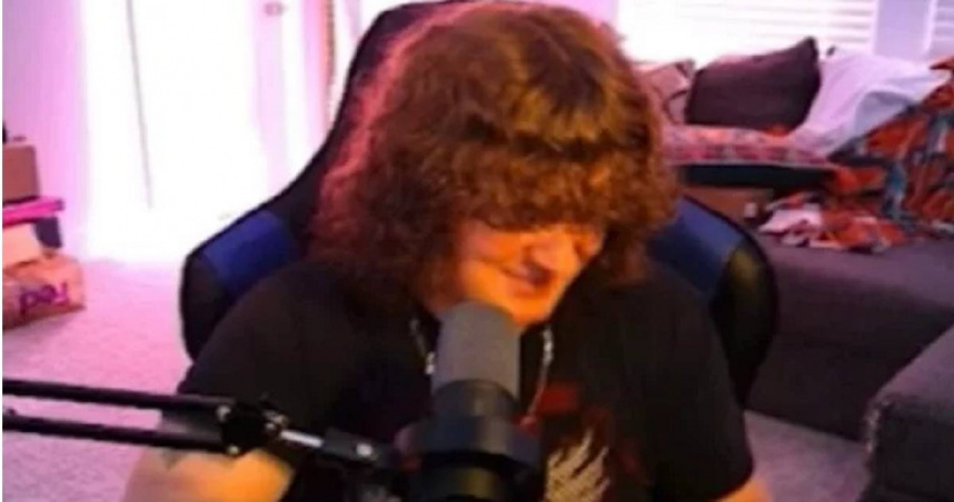 近日，美國一名直播平台《Twitch》的遊戲主播在直播過程中，住家意外遭遇雷擊，這一驚險場面被完整記錄下來。（圖／翻攝Ｘ）