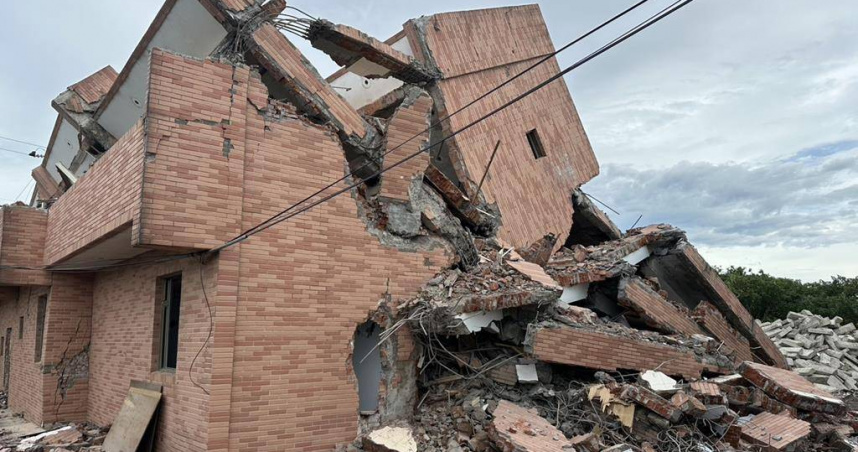 桃園航空城開發區菓林地區驚見「半拆」狀態建物，牆面裸露、磚塊恐墜落，且鄰近馬路、人車頻繁進出，引發住戶安全疑慮。目前航空城工程處已將建物拆除完畢，近期將把殘留廢棄物儘速清運。（圖／民進黨市議員游吾和提供）