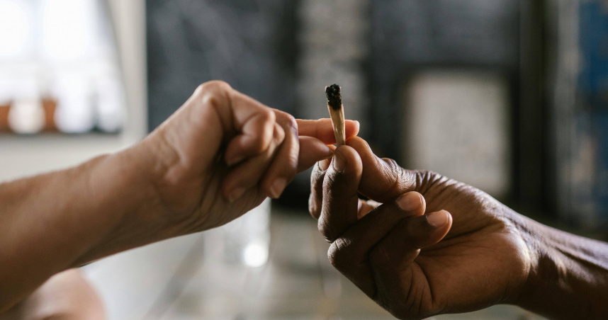 一名58歲男性因長期喉嚨痛就醫，竟意外發現同時罹患四種互不相關的原發性癌症。（示意圖／翻攝Pexels）