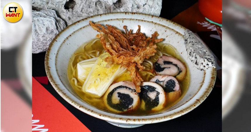 「松露奶油野菇雞肉捲，澄清雞湯拉麵」搭配以低溫熟成定型的菌菇雞肉捲，口感紮實富有層次。（320元，圖／魏妤靜攝）