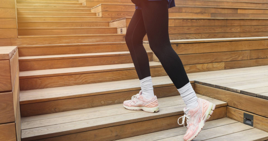 有位女子穿著運動內衣、瑜伽褲外加一件外套晨跑，卻被告知穿太露。（示意圖／翻攝自photoAC）