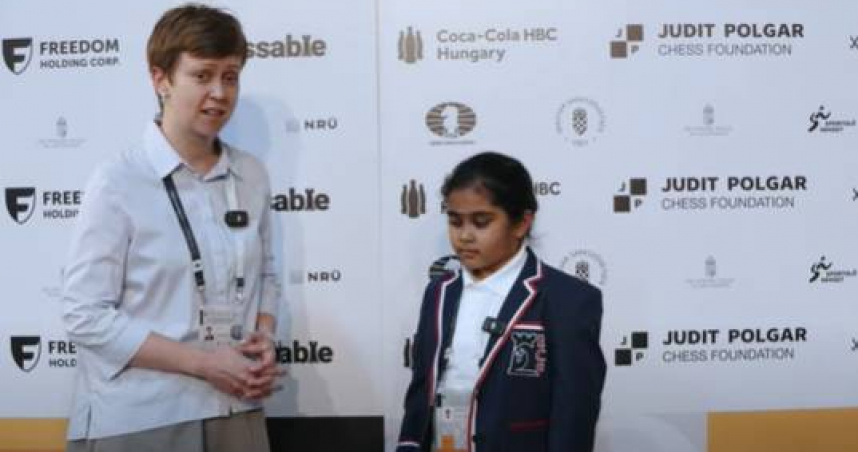 10歲棋壇新星博達娜西瓦南丹（Bodhana Sivanandan）（右）擊敗60歲國際象棋大師皮特威爾斯（Pete Wells）。（圖／翻攝自YouTube／FIDE chess）