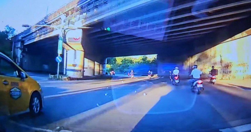 汐止新台五路千元大鈔滿天飛，女騎士包包鬆脫現金灑落引發民眾搶撿。（圖／翻攝自臉書「汐止集團」）