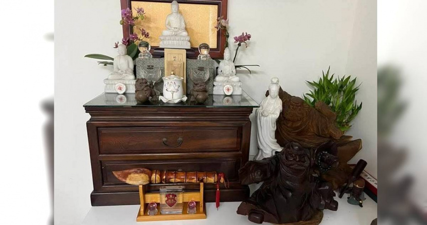 中部1名檢察官在辦公室放了6尊神像，被長官要求撤下，他po文表達不滿情緒。（圖／翻攝自臉書）