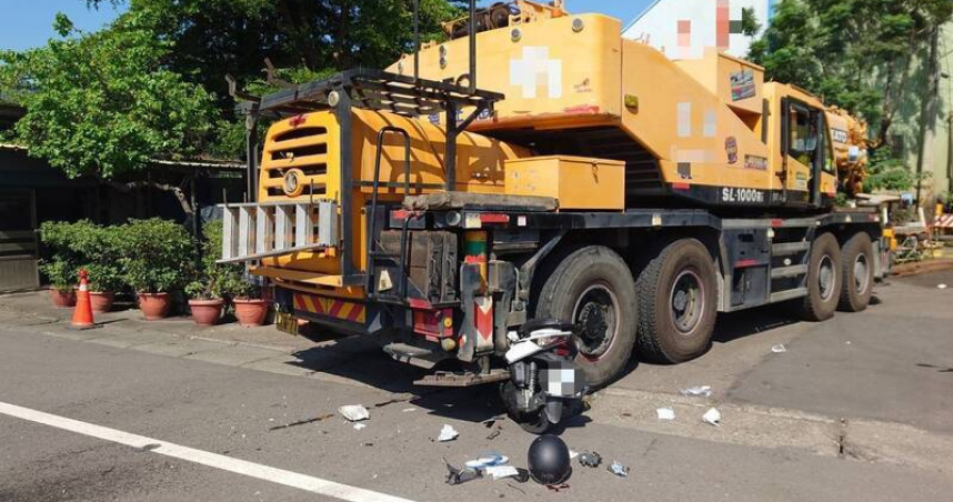 高雄大寮區吊車左轉撞擊直行機車，18歲騎士重傷送醫仍宣告不治。（圖／翻攝畫面）